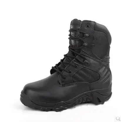 Chaussure tactique noire imperméable à tige montante avec laçage renforcé, adaptée à la randonnée intensive et au port prolongé.