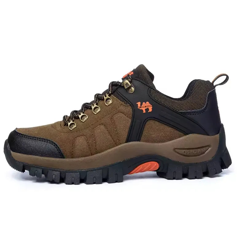 Chaussure de randonnée basse pour homme en brun avec détails orange, semelle antidérapante et laçage solide, parfaite pour randonnées et promenades en forêt.