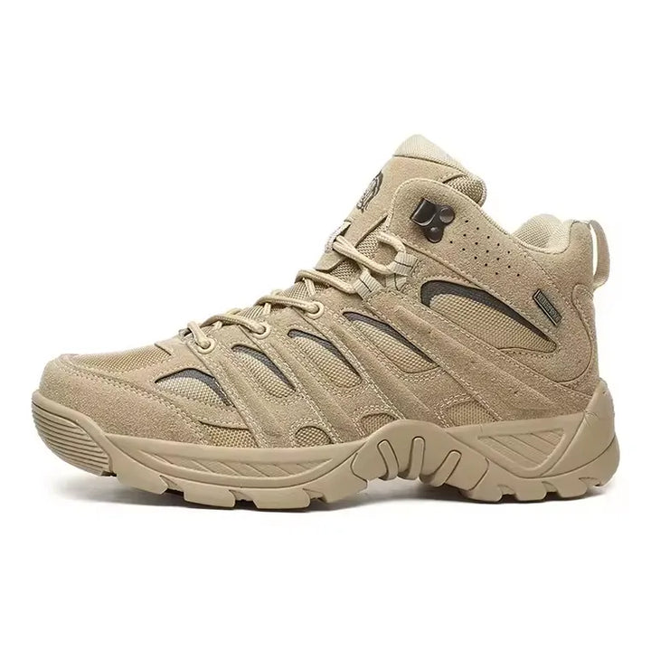 Chaussure de randonnée montante beige, respirante et imperméable, idéale pour le trekking, le bivouac, le camping et les activités de résilience en milieu sauvage.