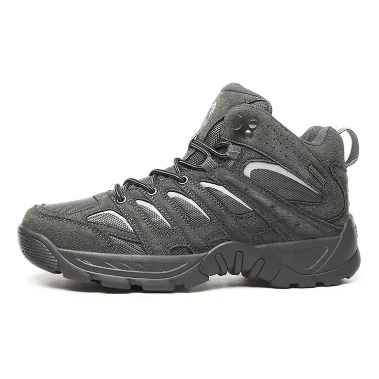 Chaussure de randonnée montante grise, robuste et résistante, conçue pour les longues marches en bivouac, le camping et les expéditions en pleine nature.