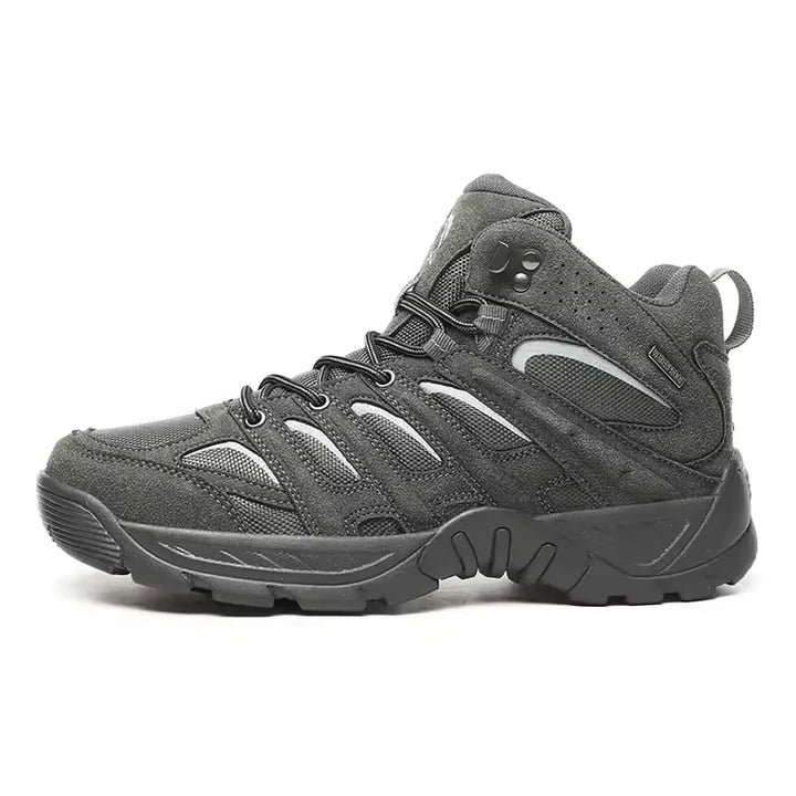 Chaussure de randonnée montante grise, robuste et résistante, conçue pour les longues marches en bivouac, le camping et les expéditions en pleine nature.