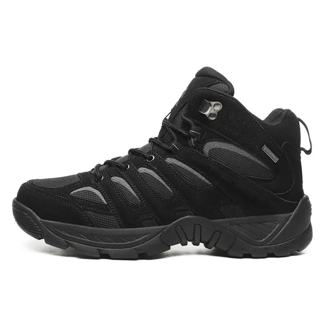 Chaussure de randonnée montante noire, polyvalente et adhérente, parfaite pour la randonnée, le bivouac, le camping et l'équipement de survie en pleine nature.