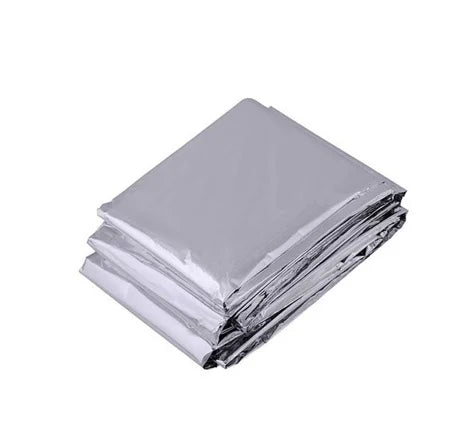  Couverture de survie thermique pliée couleur argentée.