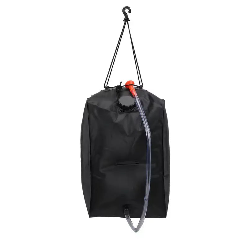 Vue arrière de douche solaire suspendue de 40 litres avec tuyau transparent et bec verseur rouge.