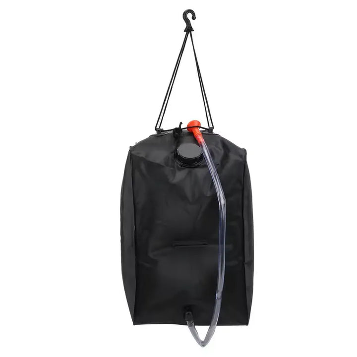 Vue arrière de douche solaire suspendue de 40 litres avec tuyau transparent et bec verseur rouge.