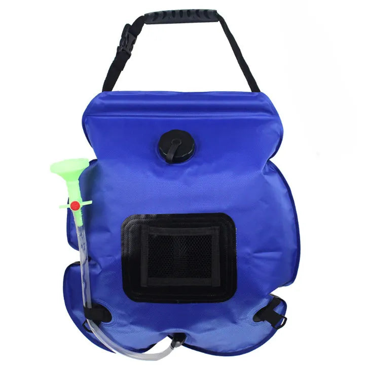 Douche extérieure portable bleue pour randonneuse.