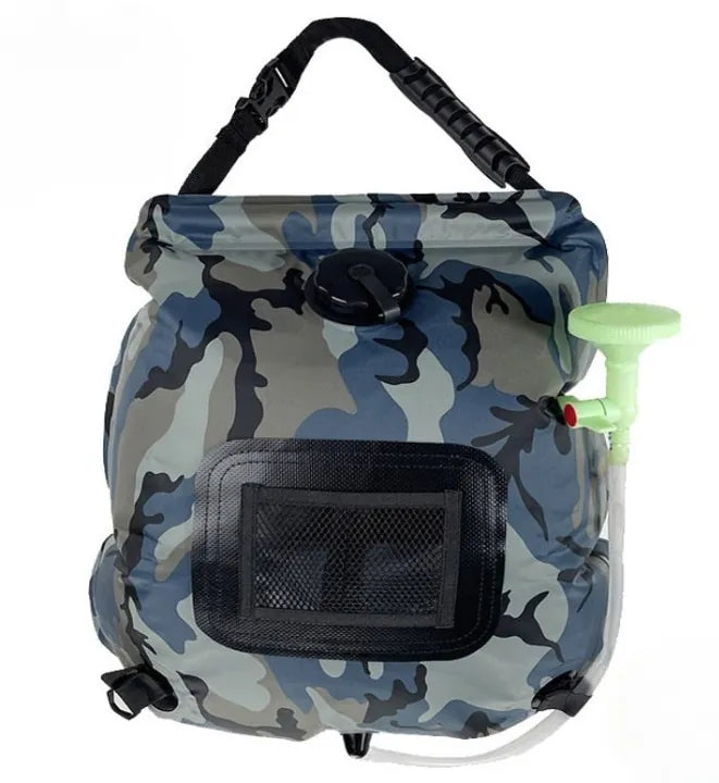 Douche solaire pliable en motif camouflage pour randonnée.