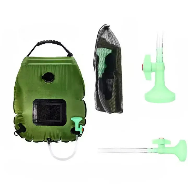 Ensemble douche solaire verte avec accessoires visibles.