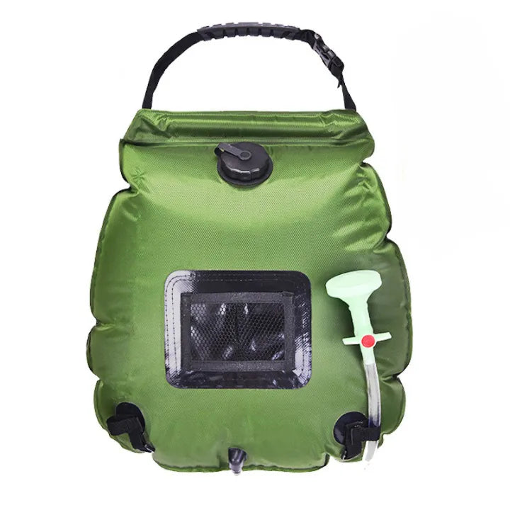 Douche solaire de randonnée verte avec pommeau intégré.