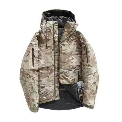 Doudoune imperméable homme à motif camouflage, veste chaude et technique pour randonnée, bivouac et autres activités outdoor en hiver.