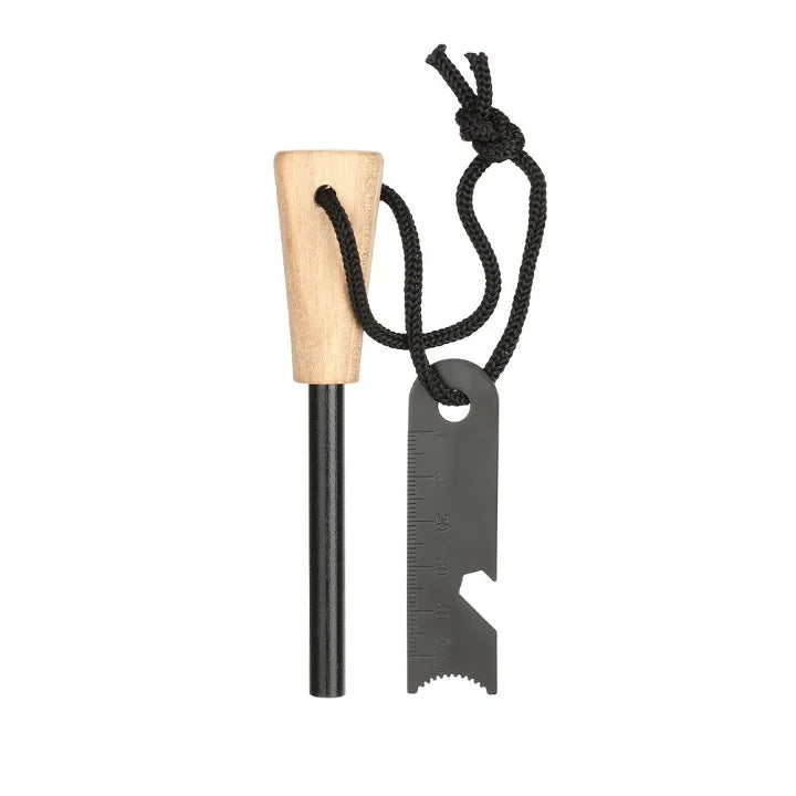 Pierre à feu avec manche en bois naturel et grattoir noir.