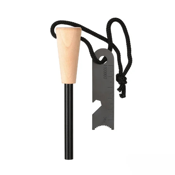 Pierre à feu manche bois long avec grattoir noir suspendu.
