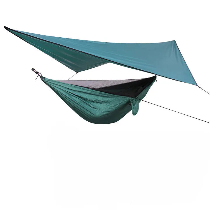 hamac imperméable de camping en tissu vert forêt.