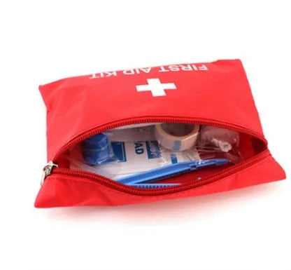 Pochette kit premiers secours randonnée compacte.