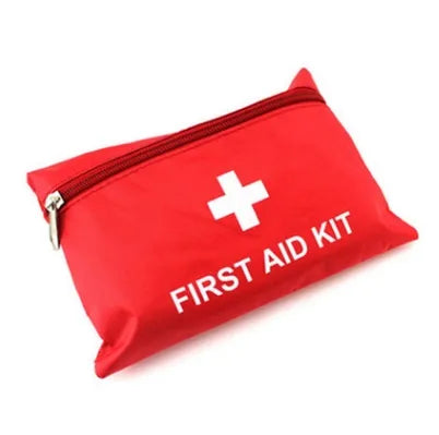 Trousse de secours rouge pour randonnée et bivouac.