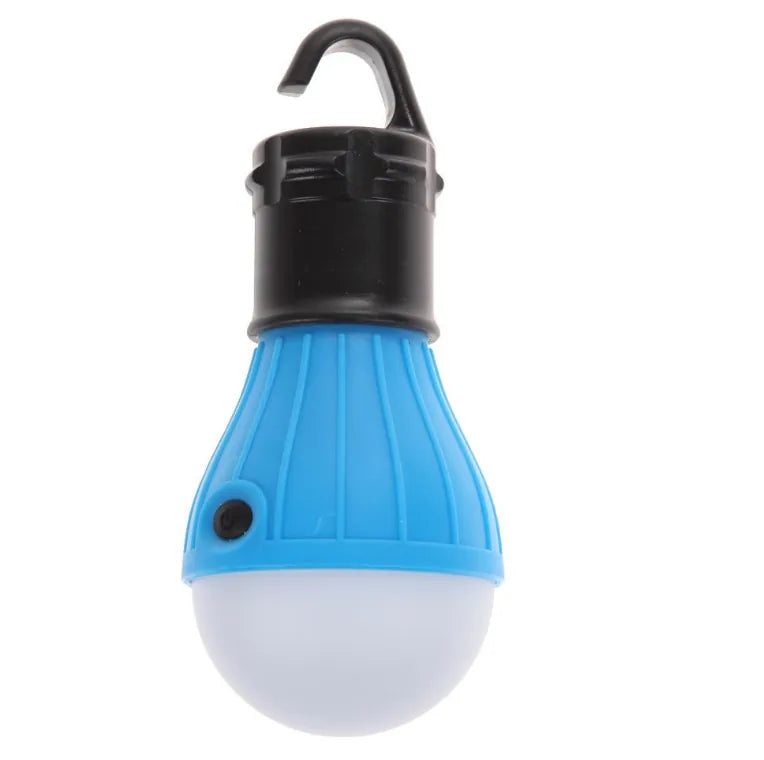 Lampe LED de camping suspendue en forme d’ampoule couleur bleue, idéale pour l’éclairage sous tente.