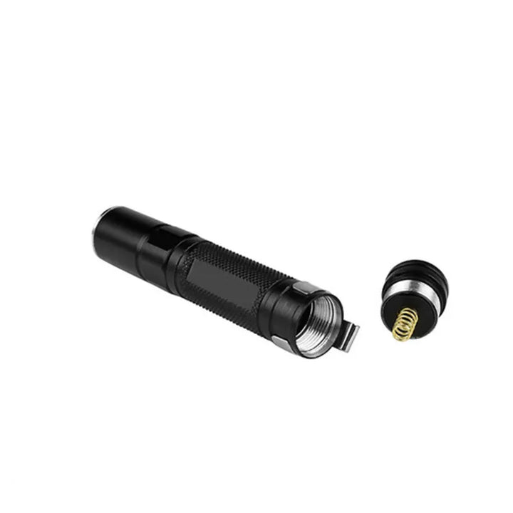 Lampe tactique compacte noire en position verticale avec clip ceinture