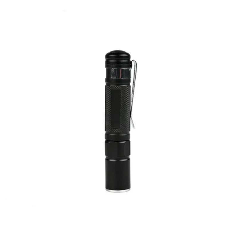 Vue latérale de la lampe tactique compacte noire avec bouton arrière et clip métal