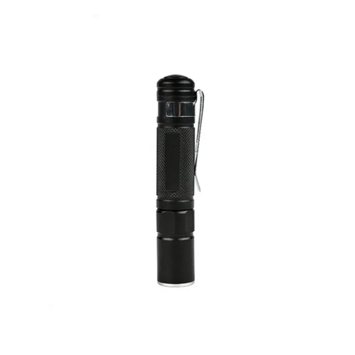 Vue latérale de la lampe tactique compacte noire avec bouton arrière et clip métal