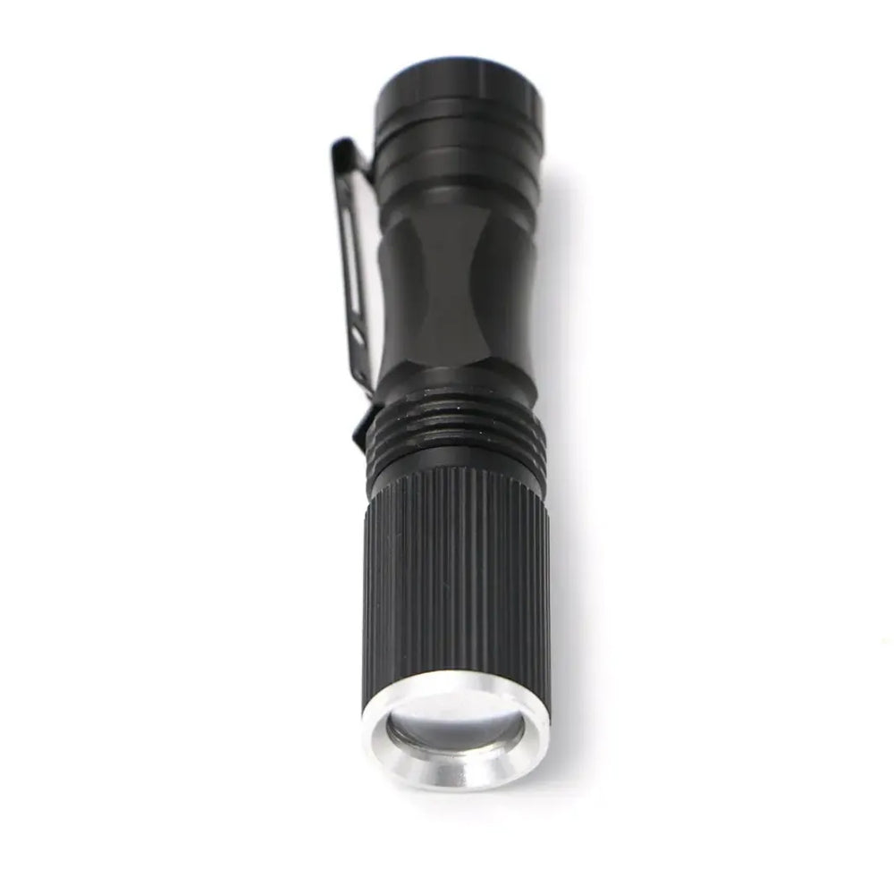 vue avant d'une lampe torche compacte noire à led pour usage tactique ou outdoor