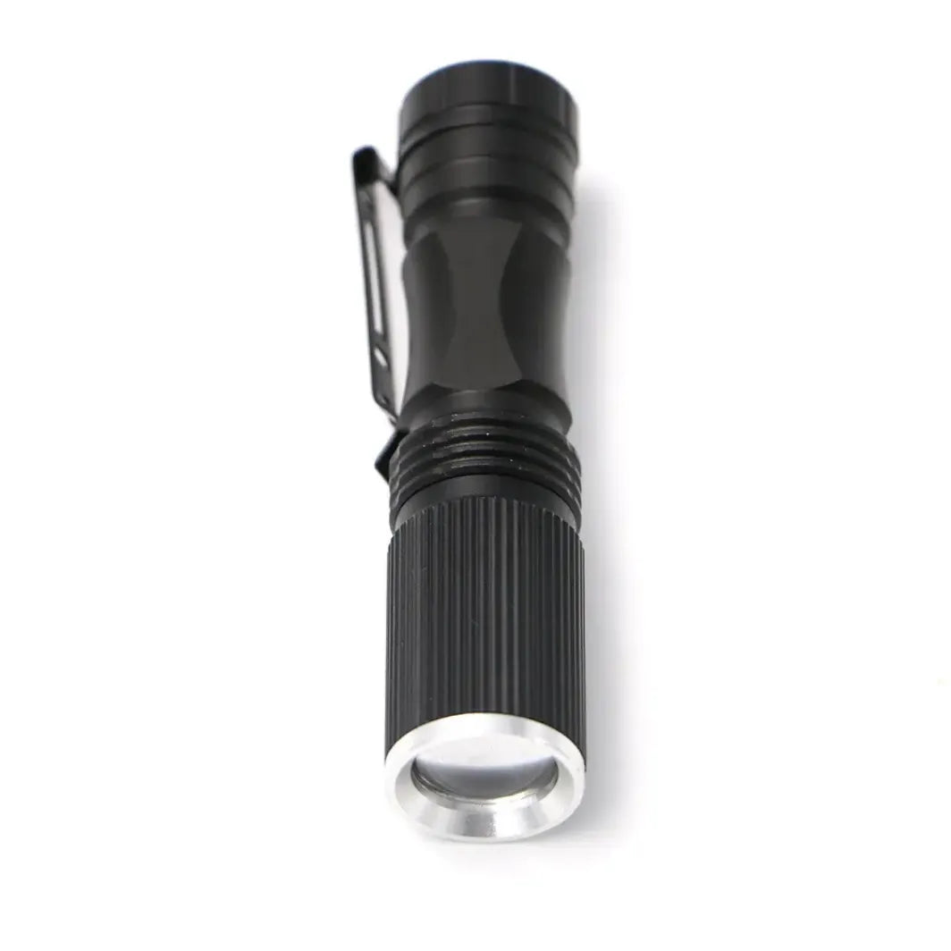 vue avant d'une lampe torche compacte noire à led pour usage tactique ou outdoor