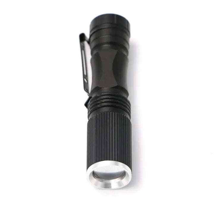 vue avant d'une lampe torche compacte noire à led pour usage tactique ou outdoor
