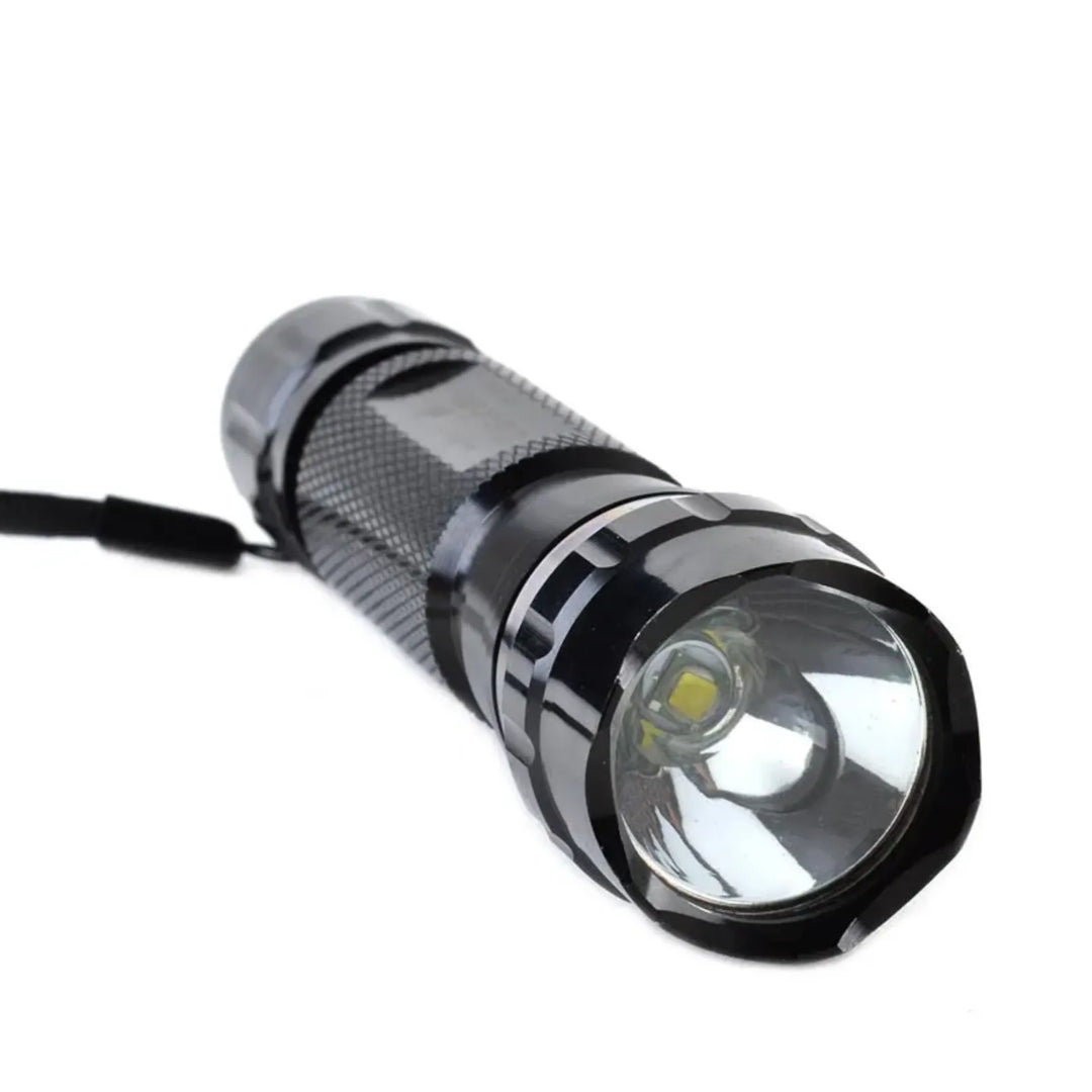 Lampe torche LED tactique noire Ultrafire compacte pour camping ou randonnée