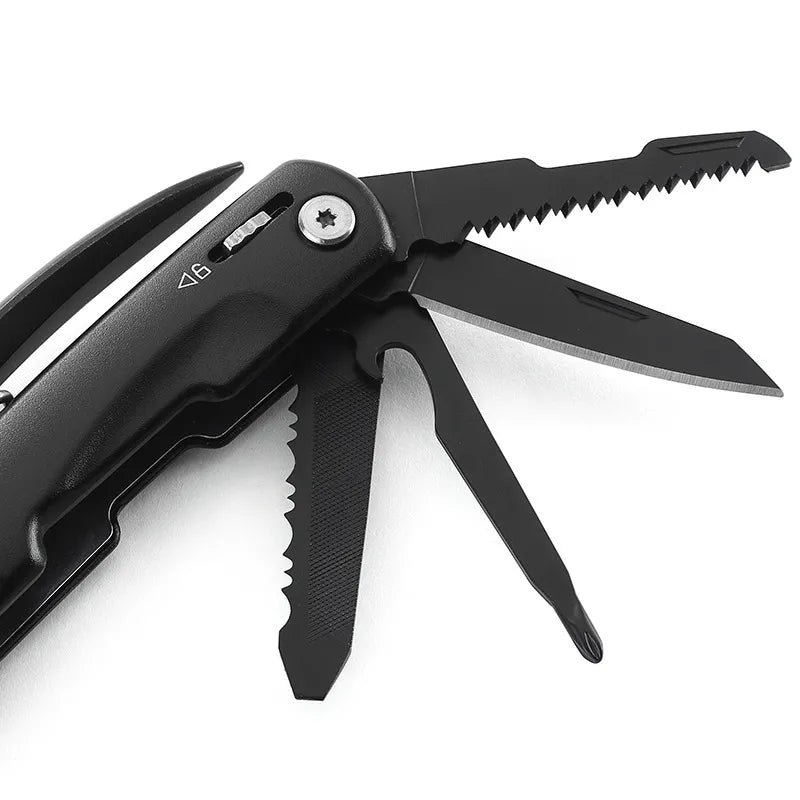 Gros plan sur les lames déployées d’un marteau multifonction noir avec outils intégrés.