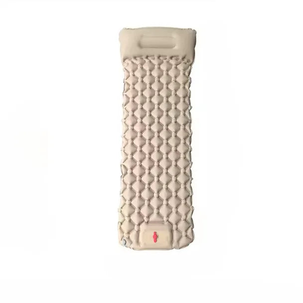 Matelas de camping autogonflant compact, couleur beige.