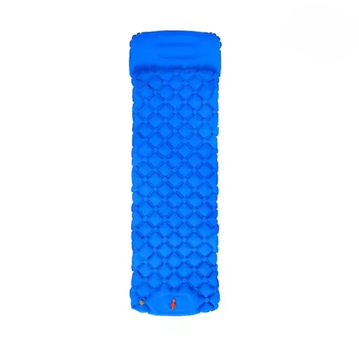 Matelas de camping gonflable ultraléger de couleur bleue.