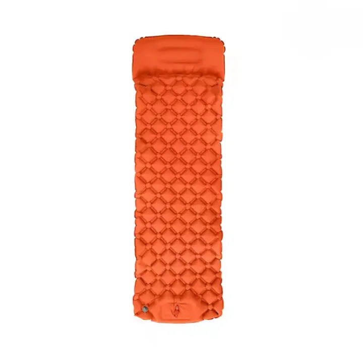 Matelas de camping gonflable ultraléger de couleur orange.