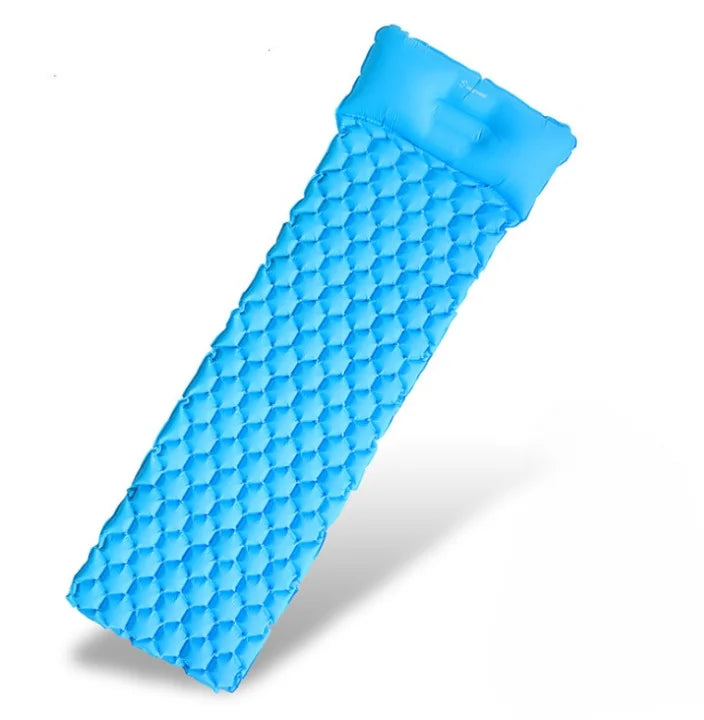 Matelas de couchage gonflable bleu ciel pour trekking.