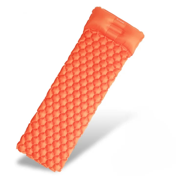 Matelas isolant orange ultralight pour nuit en plein air.