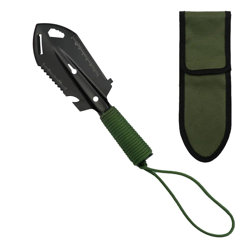 Outil multifonction bushcraft noir avec manche vert, lame dentée et étui renforcé