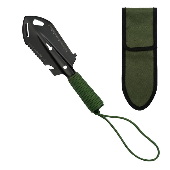 Outil multifonction bushcraft noir avec manche vert, lame dentée et étui renforcé