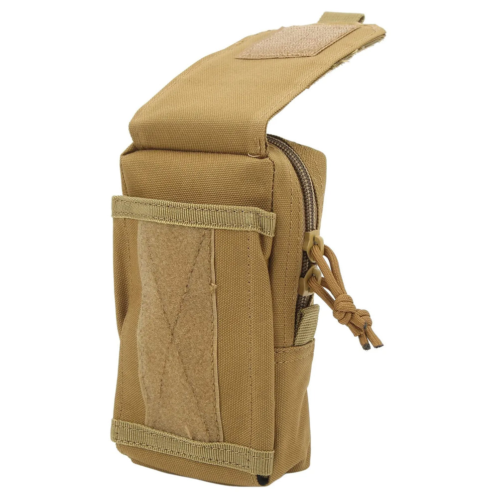 Poche molle tactique compacte couleur tan avec velcro et fermeture éclair, idéale pour transporter un téléphone ou de petits accessoires lors de randonnées, de courses à pied ou d’activités de plein air.