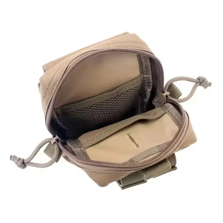 Poche utilitaire molle en nylon résistant avec ouverture large et compartiments multiples, parfaite pour emporter des accessoires EDC lors de randonnées et de bivouacs.