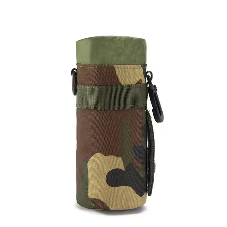 Pochette tactique camouflage pour bouteille d’eau, idéale pour randonnée et bivouac.