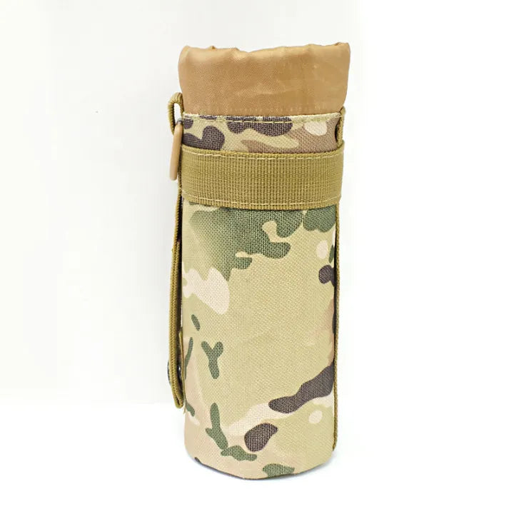 Pochette tactique camouflage désert pour bouteille d’eau, finition épurée pour équipement outdoor.