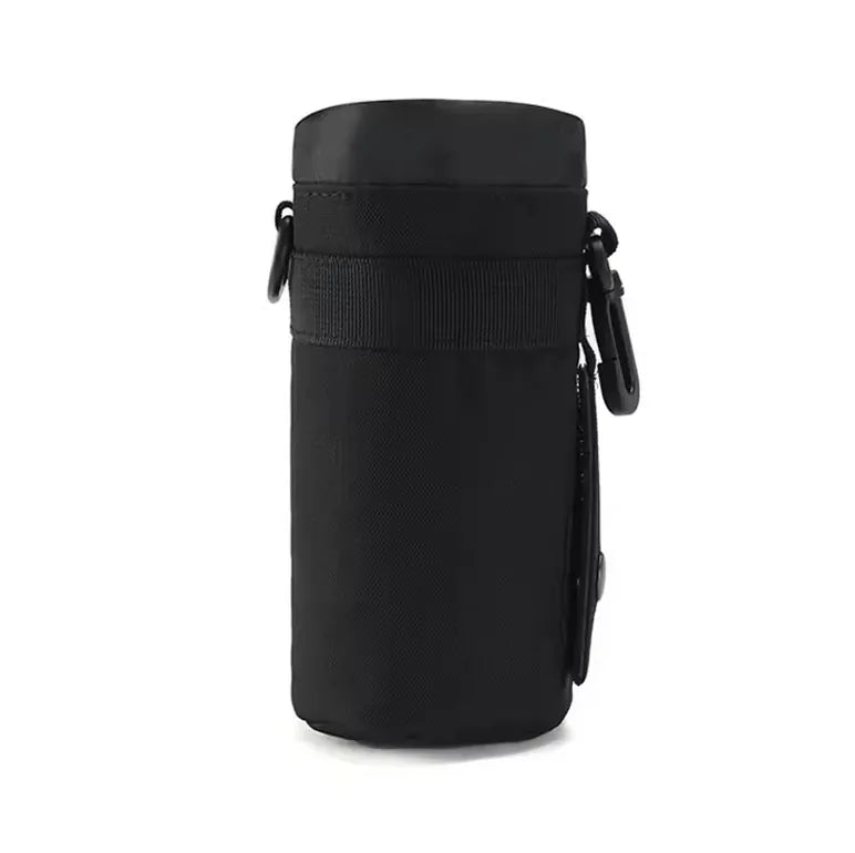 Pochette tactique noire pour bouteille d’eau avec clip de fixation et revêtement résistant.