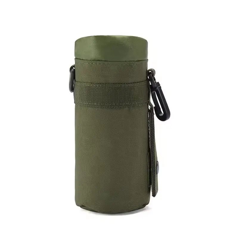 Pochette tactique verte pour bouteille d’eau avec mousqueton et fermeture zippée.