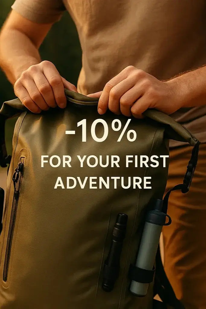 Homme tenant un sac à dos kaki avec une réduction de 10 % pour une première commande d’équipement d’aventure