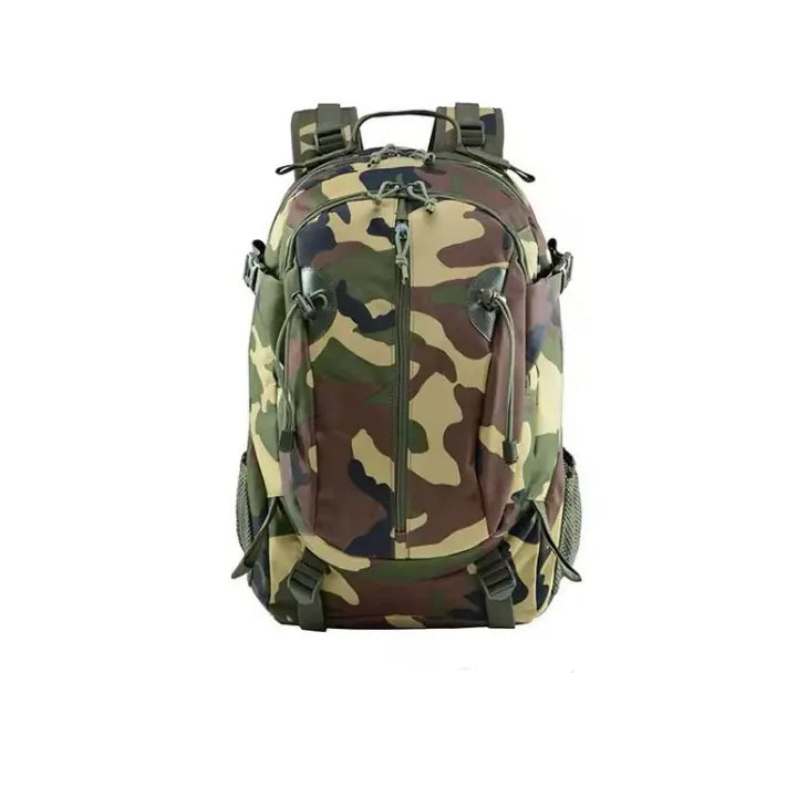 Sac à dos camouflage pour randonnée vu de face, design militaire avec multiples poches zippées et attaches latérales.