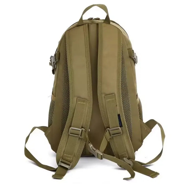 Dos d’un sac à dos tactique kaki 15 litres avec bretelles ergonomiques, sangle pectorale réglable, dos rembourré et mesh respirant, pensé pour le confort en randonnée courte ou portage urbain outdoor. 