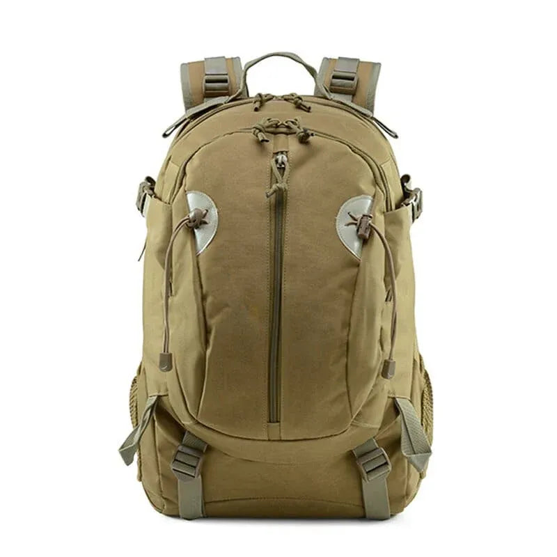 Vue de face d’un sac à dos militaire kaki avec poches frontales zippées et sangles ajustables.