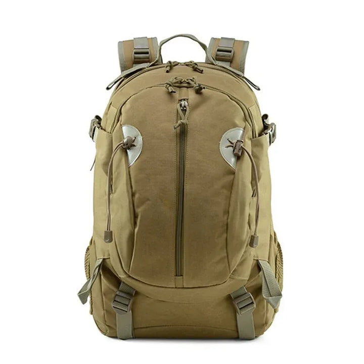 Vue de face d’un sac à dos militaire kaki avec poches frontales zippées et sangles ajustables.