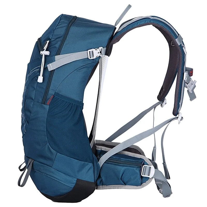 Profil sac à dos randonnée 30l avec bretelles ajustables et ceinture ventrale.