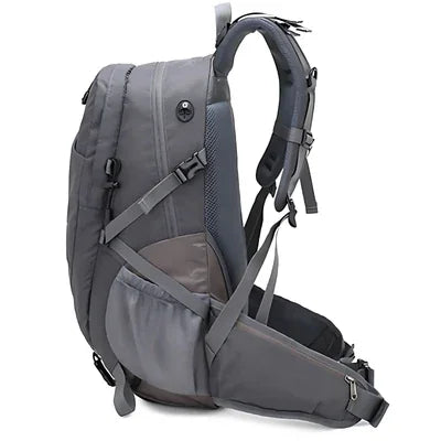 Vue latérale sac à dos randonnée 40 litres gris avec ceinture matelassée.