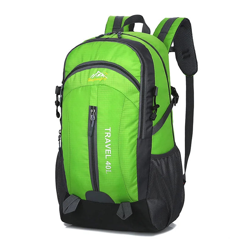  Sac à dos de randonnée compact 40 litres couleur verte.