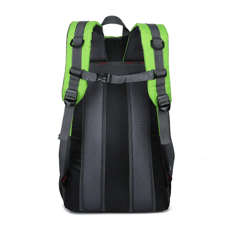 Vue arrière du sac à dos de randonnée compact 40 litres vert.